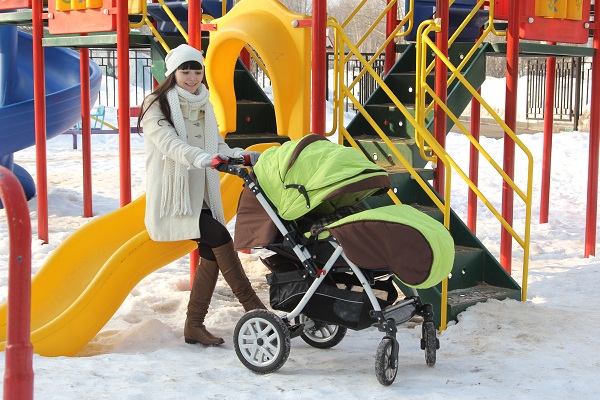 Зимняя прогулка с ребенком - фото