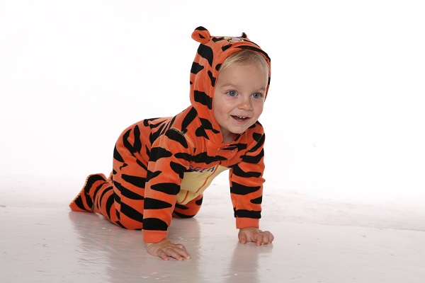 Ребенок в костюме тигренка - фото
