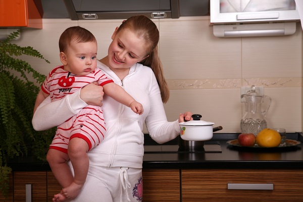 Мама с малышом на кухне - фото