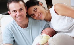 Семья с новорожденным ребенком - фото