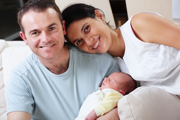 Семья с новорожденным ребенком - фото