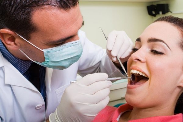 Женщина у стоматолога - фото