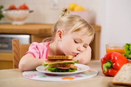 Ребенок ест бутерброд - фото