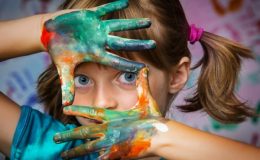 девочка рисует пальчиковыми красками - фото