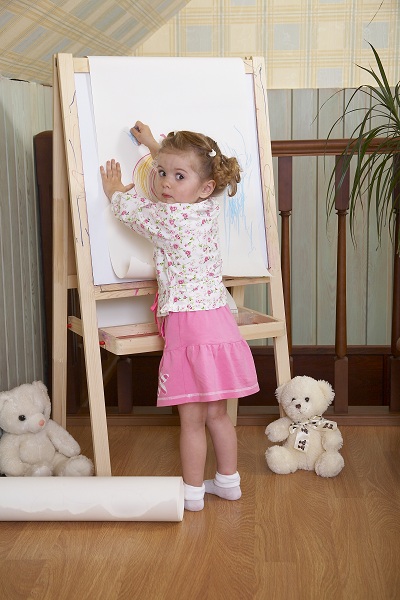 Ребенок рисует - фото