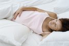 Для спокойного сна: как выбрать правильную подушку для беременных