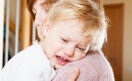 Ребенок плачет - фото