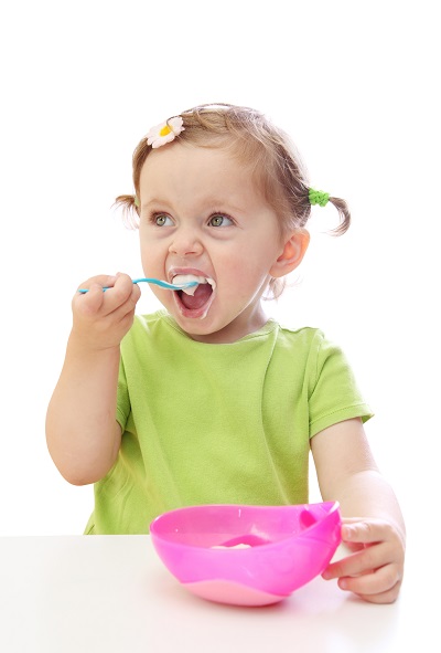 Ребенок ест - фото