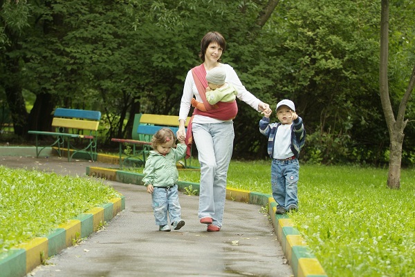 Мама на прогулке с детьми - фото