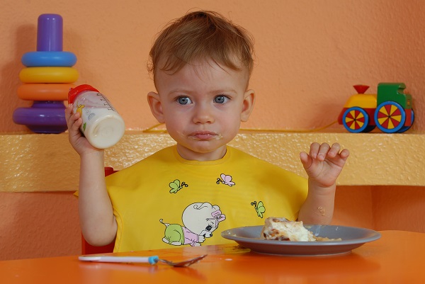 Ребенок ест - фото