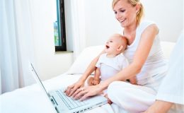 мама с ребенком до года работает на компютере