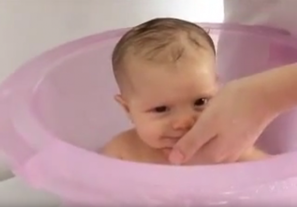 младенец, новорожденный, первое купание, ванночка для ребенка