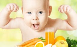 Ребенок ест витамины