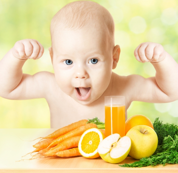 Ребенок ест витамины