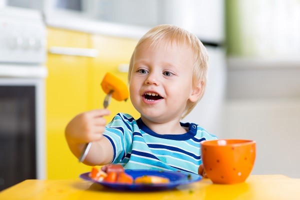 Ребенок ест самостоятельно - фото
