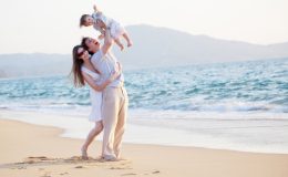 мама и папа с ребенком веселятся, пляж, море - фото