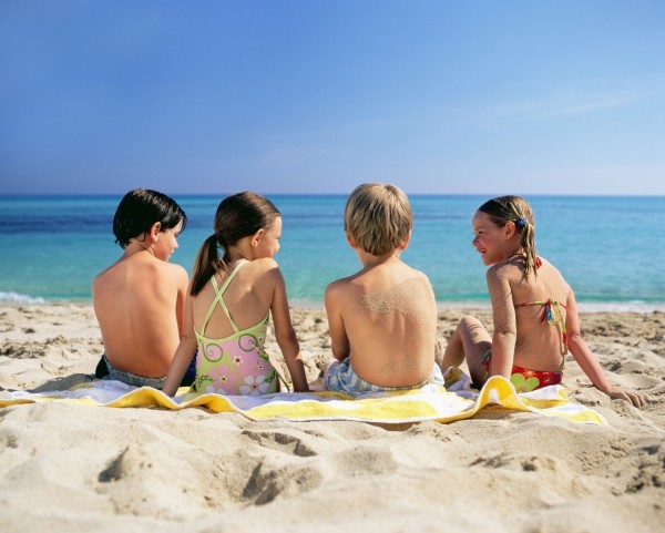 діти на пляжі, алергія на сонце, опіки, сонцезахисні засоби, що робити не можна, якщо стався сонячний опік, опік, сонцезахисні засоби