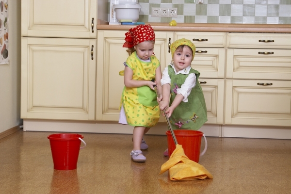 Девочки убирают в доме моют пол