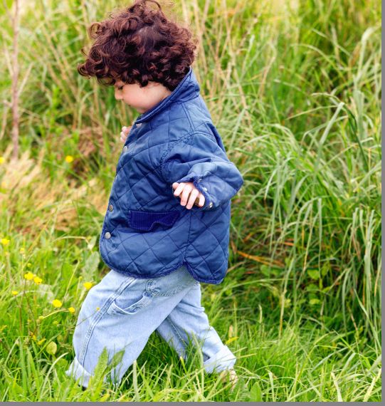ребенок ходит по траве