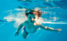 басейн, сколіоз, порушення постави, користь плавання, як вибрати, дитина, раннє плавання