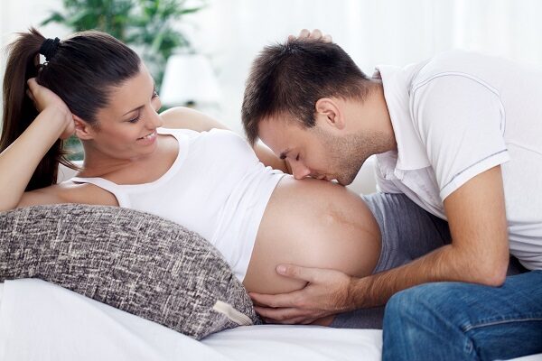 Третий триместр беременности. Беременная с мужем - фото