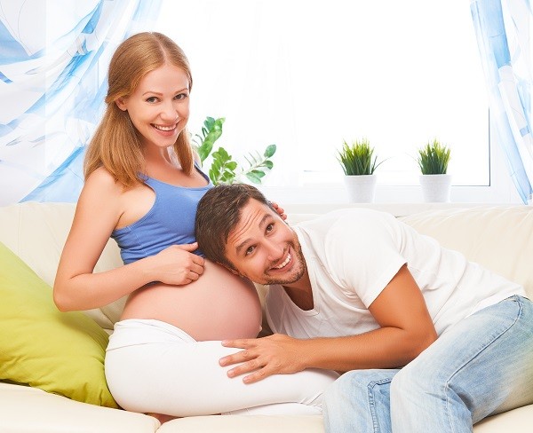 Беременность 8 месяцев. Беременная с мужем - фото