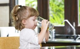 полезные напитки для здоровья для ребенка. чем поить ребенка, питьевой режим