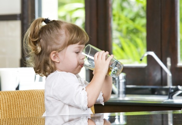 полезные напитки для здоровья для ребенка. чем поить ребенка, питьевой режим