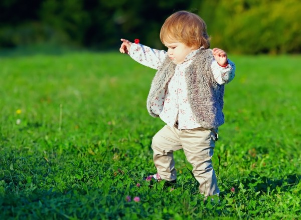 двигательные навыки, первые шаги, этапы развития ребенка, естественное развитие, ходьба