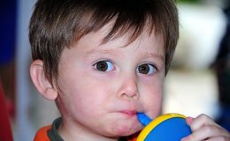 Заеды и трещины на губах у ребенка - фото