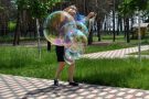Как сделать огромные мыльные пузыри: идеи для интересных прогулок