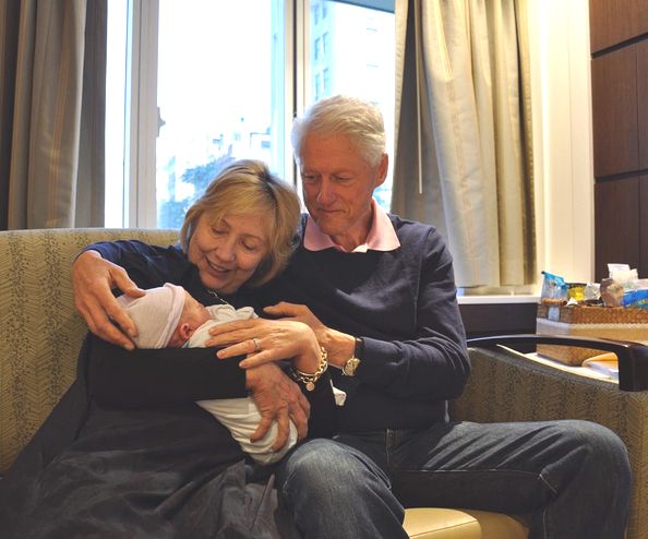 Хиллари и Билл Клинтон с внуком