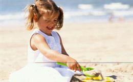 ребенок на пляже - фото