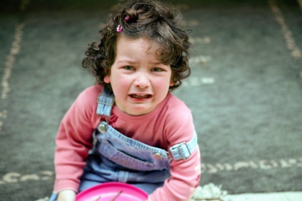 ребенок плачет - фото
