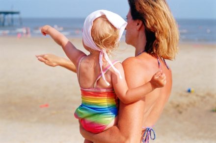 на пляже с ребенком - фото