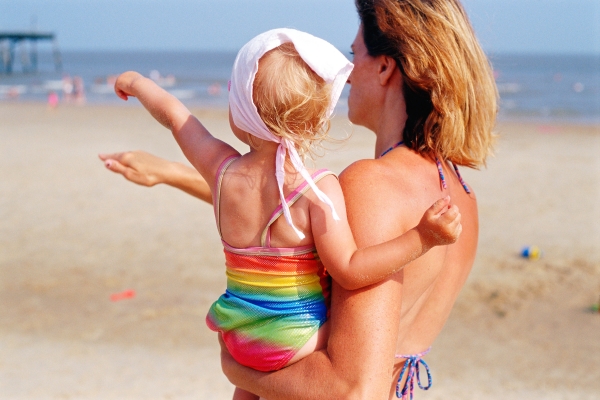 здоровье ребенка, солнцезащитные средства, защита от соднца, на море с ребенком, пляжный отдых, правила безопасности