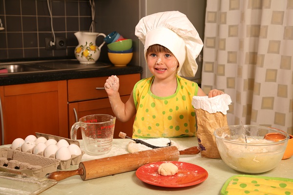 Ребенок на кухне - фото