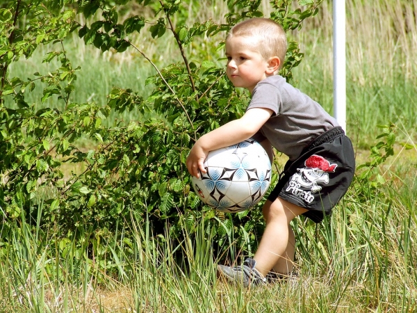 ребенок с мячом - фото