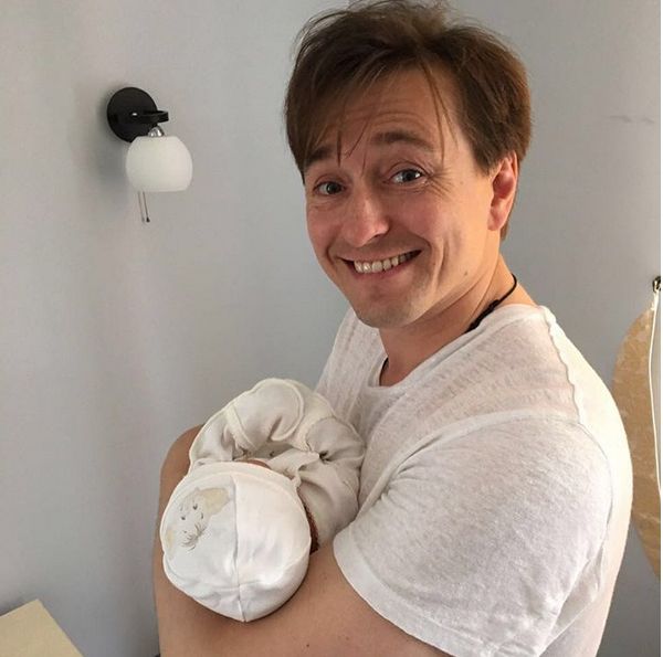Сергей Безруков с новорожденной дочкой