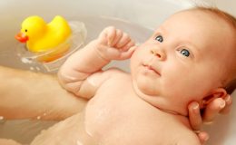 первое купание новорожденного ребенка, как купать, ванна или ванночка, кипятить воду для новорожденного, новорожденный уход за ребенком