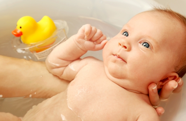 первое купание новорожденного ребенка, как купать, ванна или ванночка, кипятить воду для новорожденного, новорожденный уход за ребенком
