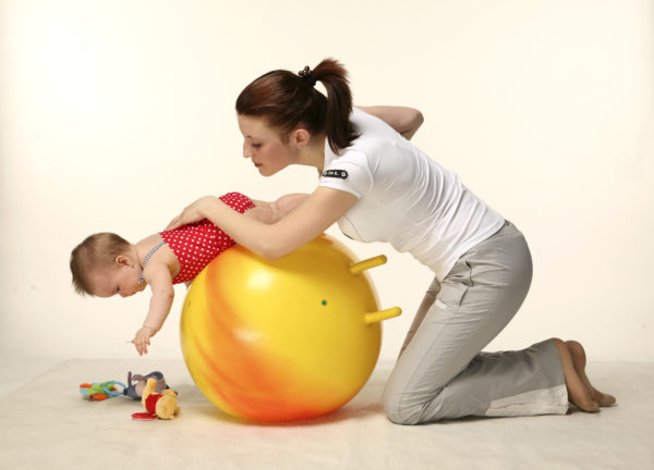 фитбол упражнения, гимнастический мяч, зарядка для грудничков детей на фитболе, польза фитбола, новорожденный развитие