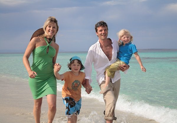 Familie mit zwei Kindern, gehen am Strand