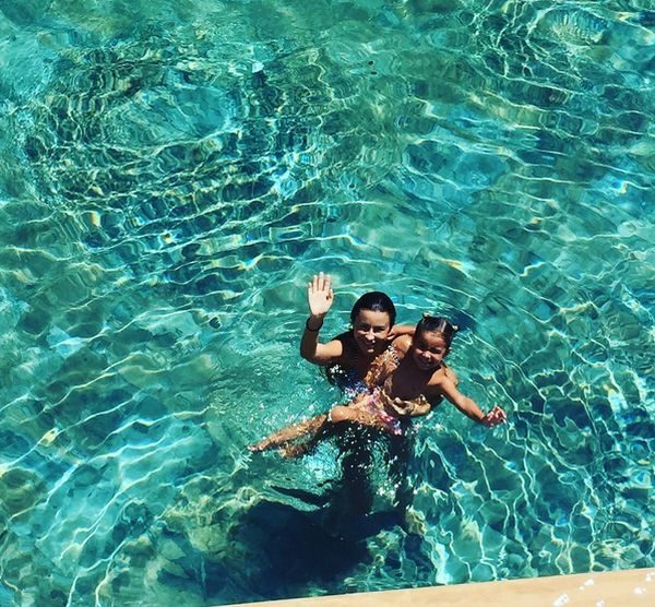 Ани Лорак с дочкой в бассейне