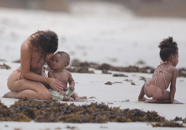 Ким Кардашьян на пляже с детьми