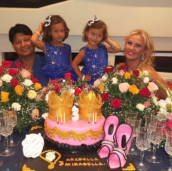 Камалия с семьей день рождения дочек