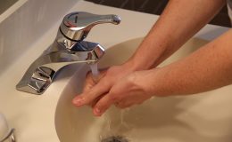 Мыть руки мылом