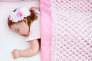 Два простых способа приучить ребенка спать в своей кроватке