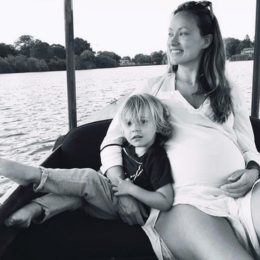 беременная Оливия Уайлд с сыном