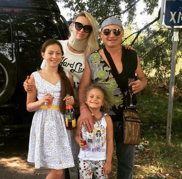 Оля Полякова с семьей